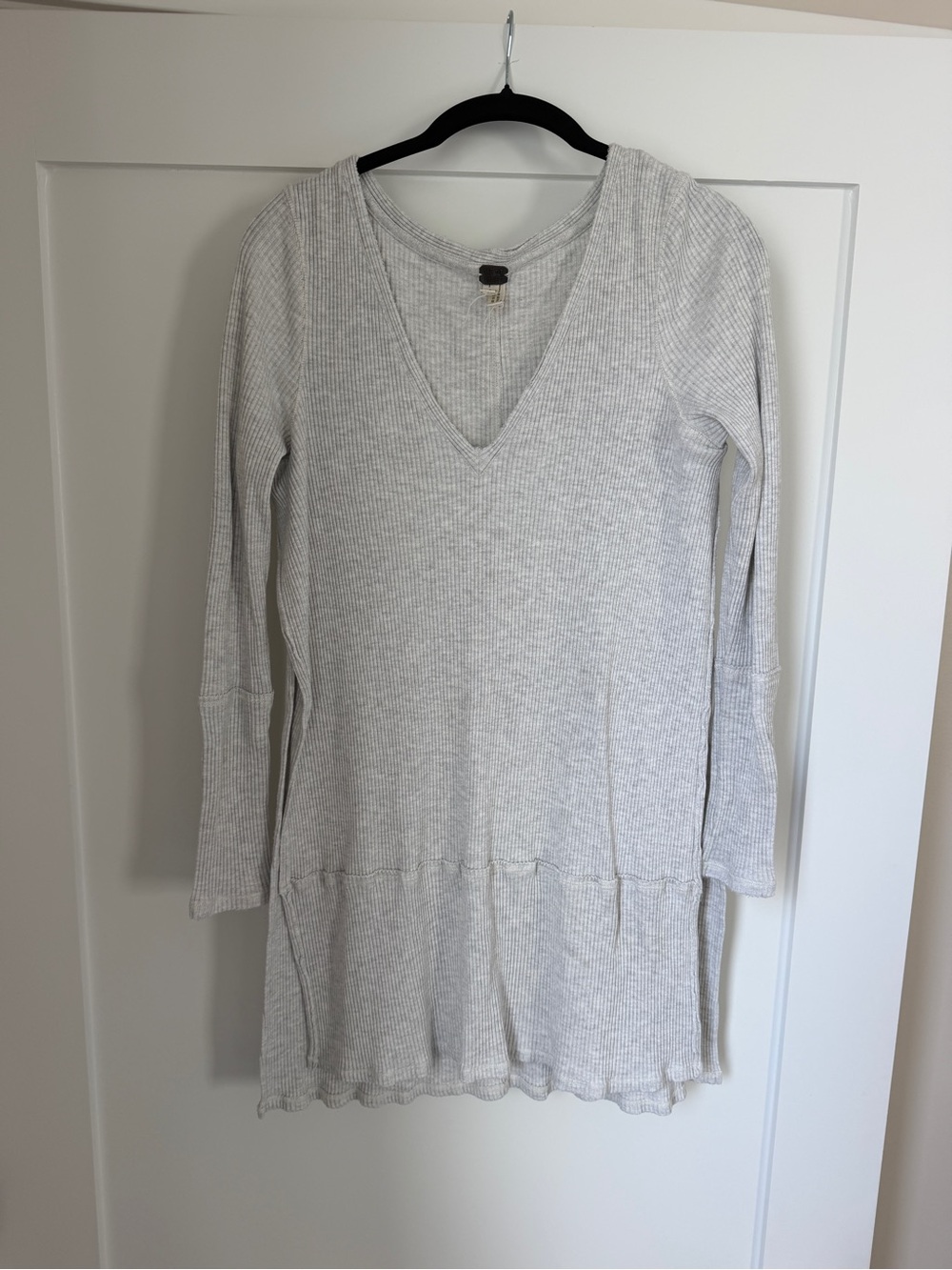 We the Free Light Gray Ribbed V-Neck Long Sleeve Top
